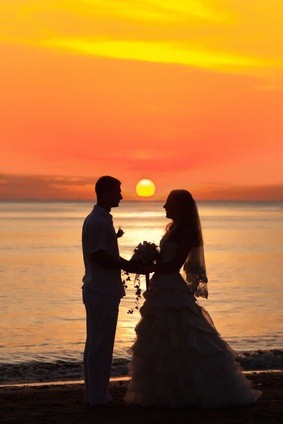 bride groom sunset at ocean