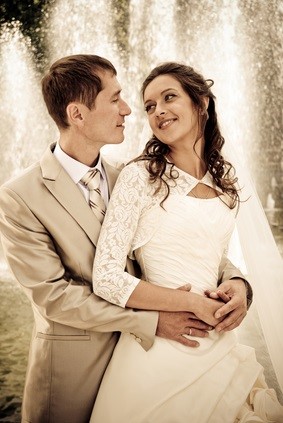 newlyweds by fountain
