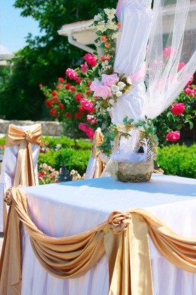 reception table with roses